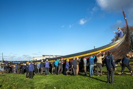 Det kræver mange mennesker og et godt samarbejde, når museets skibe skal på land for vinteren. Copyright: Vikingeskibsmuseet i Roskilde Det kræver mange mennesker og et godt samarbejde, når museets skibe skal på land for vinteren. Copyright: Vikingeskibsmuseet i Roskilde