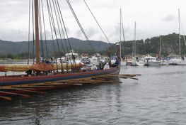 De kongelige ros ud til kongeskibet i Havhingsten. Genåbning af Spangereidkanalen. Dronning Margrethe og eksdronning Anne-Marie ses i agterskibet.