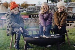 Efterårsferie på Vikingeskibsmuseet den 10.-18. oktober. Bag Birkakiks over bål. Efterårsferie på Vikingeskibsmuseet den 10.-18. oktober. Bag Birkakiks over bål.