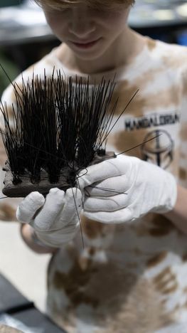 I weekender og i juleferien kan familien gå med ’I marinarkæologens fodspor’ på Vikingeskibsmuseet. Foto: Jacob n. Andreassen