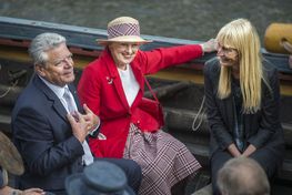 Et af de mest bevægende øjeblikke, oplevede vi i 2014, hvor Havhingsten fra Glendalough var inviteret til Berlin og ro på floden Spree i anledning af åbningen af udstillingen ”Die Wikinger”. Dronningen og den tyske forbundspræsident Joachim Gauck aflagde et besøg om bord på Havhingsten og her demonstrere Dronningen sin store viden om vikingetidens skibe og i særdeleshed om Havhingsten. Dronningens fortællinger om skibet og dets sejladser bjergtog ikke bare forbundspræsidenten, men også alle os andre, der lyttede med i stor beundring (og overraskelse) over Dronningens indgående og detaljerede viden om hendes skib. Her gik det op for alle, at Dronningen er en sand gudmor. 
