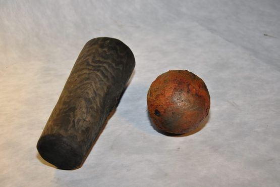 Kanonkugle til en 6 punds kanon og havariprop. Havaripropper lå klar på skibet så man hurtigt kunne stoppe en lækage – f.eks. fra et kanonskud. Foto: Morten Johansen, Vikingeskibsmuseet. Kanonkugle til en 6 punds kanon og havariprop. Havaripropper lå klar på skibet så man hurtigt kunne stoppe en lækage – f.eks. fra et kanonskud. Foto: Morten Johansen, Vikingeskibsmuseet.