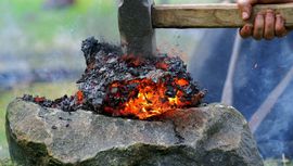 Vikingernes håndværk Vikingeskibsmuseet har højt specialiserede håndværkere tilknyttet. De fortæller og demonstrer gerne deres håndværk og materialer, og sætter deres viden i historisk perspektiv.