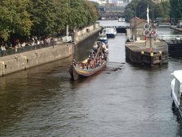 [Translate to english:] Slusen er passeret, nu går turen mod Museum Insel.
