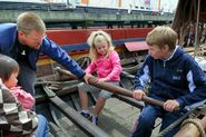Både store og små engelske turister besøgte Havhingsten på The Royal Naval Museum. Foto: Werner Karrasch