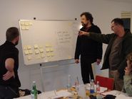 Der diskuteres, vurderes og udvælges. Toke Morell Neve, Poul Nygaard, Jesper Christiansen og Vibeke Bischoff ved tavlen. Foto: Preben Rather Sørensen