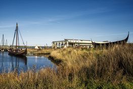 En imponeret og benovet dommerkomité har nu udvalgt tre projektforslag, som går videre til den endelige fase af arkitektkonkurrencen om nyt Vikingeskibsmuseum.