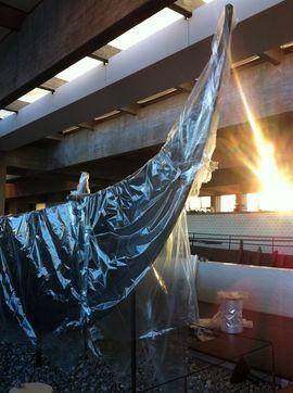 Der er ingen tvivl om, at mange drog et lettelsens suk, da vinden og bølgerne lagde sig i løbet af de tidlige morgentimer. Museum shop staff arrived to the sight of plastic wrapped Viking ships in brilliant winter sun. It is almost symbolic.