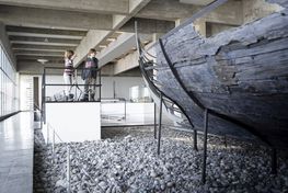 Gå med på de daglige rundvisninger om de fem originale vikingeskibe.
