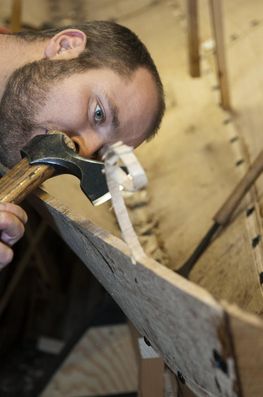 Bådeværftet bygger på egnstypiske både hele vinteren. Meget af det værktøj, som museets bådebyggere benytter sig af, er tro kopier af vikingernes værktøj.