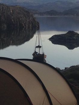 The view to the mountains and boat from the tent site. From Skjoldungens Facebook-page.