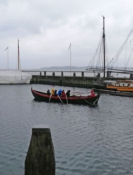 Sejladssæsonen er i fuld sving på Vikingeskibsmuseet og den første skoleklasse stævnede ud i regn og blæst - og i høj humør. Foto: Lærke Søgård