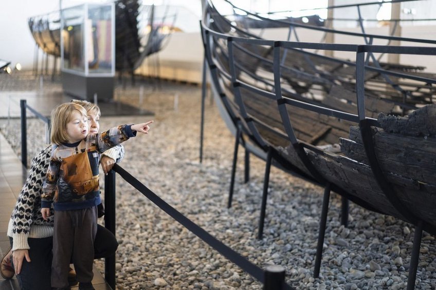 Oplev museets permanente og skiftende udstillinger.  Vikingeskibsmuseet har udstillinger for både voksne og børn.