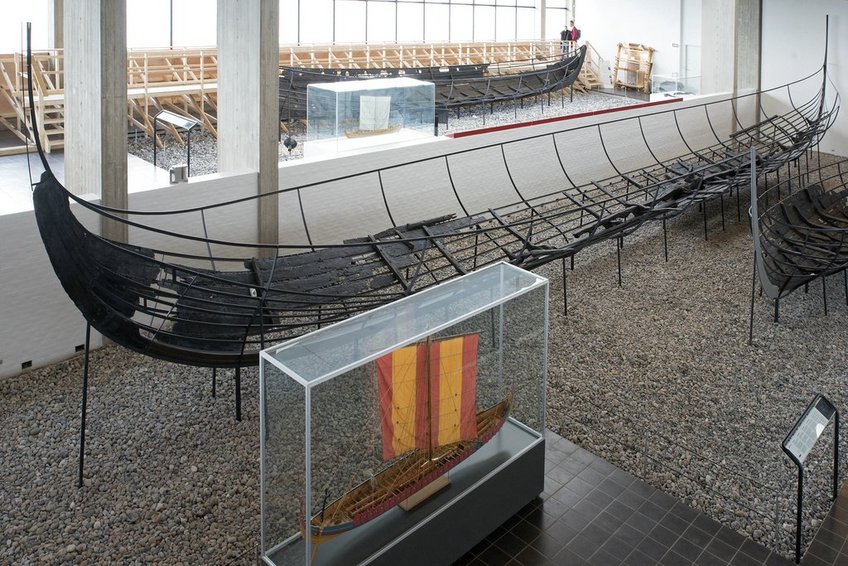Vikingeskibet Skuldelev 2 i Vikingeskibshallen på Vikingeskibsmuseet i Roskilde. Skibet er et større langskib fra den sene del af vikingetiden, 1042
