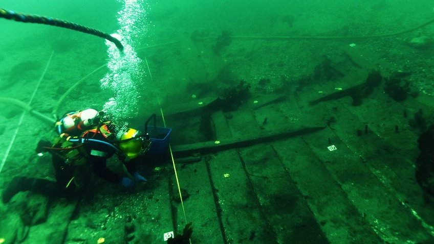 Middelalderskibet Svælget 2 blev udgravet af marinarkæologer fra Vikingeskibsmuseet på 13 meters vanddybde i sejlløbet Svælget, der ligger mellem Amager og Saltholm ved indsejlingen til København. Foto: Vikingeskibsmuseet 