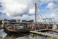 Havhingsten ved sin bro i inderhavnen