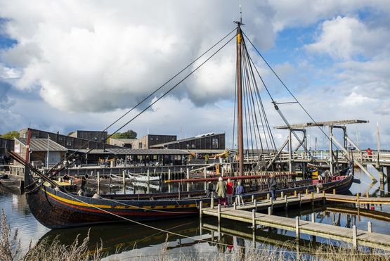 Havhingsten ved sin bro i inderhavnen