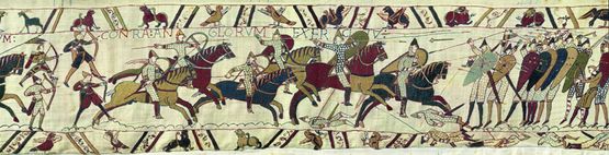 Det næsten 80 m lange vægtæppe Bayeuxtapetet fra 1000-tallet viser kampscenerne fra Slaget ved Hastings. Vist med speciel tilladelse fra byen Bayeux.