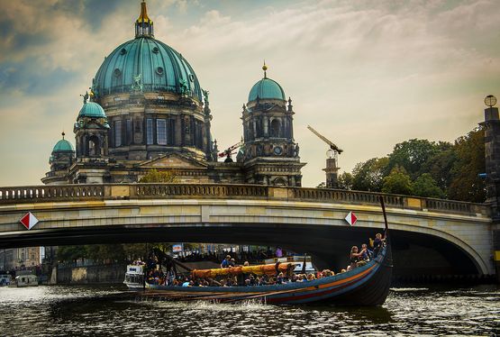 Havhingsten på Spree-floden på sin tur gennem Berlin den 6. september 2014. Berliner Dom ses i baggrunden.