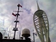 Redaktionens livslinie: Satellitforbindelse til internettet på toppen af følgeskibet Cable One. I baggrunden Portsmouths nye tårnhøje vartegn ved havnefronten.
