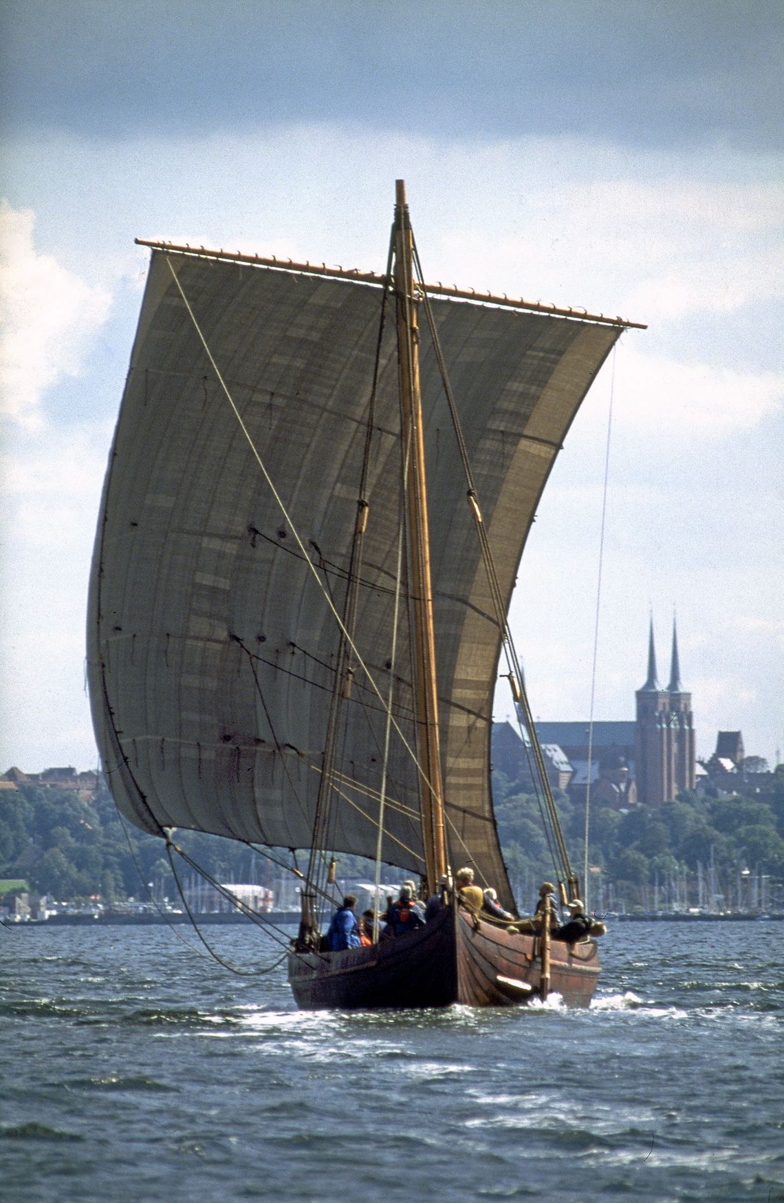 Vikingeskibet Ottar, en sejlende rekonstruktion af Skuldelev 1, som kan ses på Vikingeskibsmuseet i Roskilde