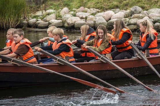 Sejladsen tilføjer en særlig kropslig dimension til elevernes undersøgelser af vikingetidens samfund. Skoletjenesten på Vikingeskibsmuseet. Sejladsen tilføjer en særlig kropslig dimension til elevernes undersøgelser af vikingetidens samfund. Skoletjenesten på Vikingeskibsmuseet.