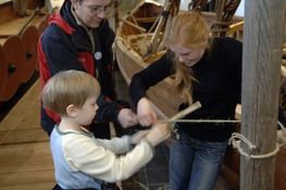 I vinterferien kan man lave tov som vikingerne gjorde det. Foto Werner Karrasch