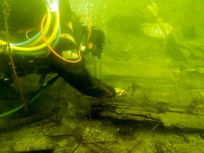 Marinarkæologerne registrerer alle fund fra skibet, hvor de er fundet og hvordan de indbyrdes er relateret til hinanden. Først derefter kan skibet bjærges. Marinarkæologerne registrerer alle fund fra skibet, hvor de er fundet og hvordan de indbyrdes er relateret til hinanden. Først derefter kan skibet bjærges.