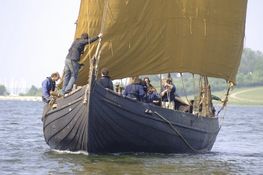 Ottar for sejl på Roskilde Fjord. Under byggeriet finder bådebyggerne nogle særlige og ukendte øksespor på en bite. Værktøjssporene blev genkendt af en nordmand som sprett-telgjing.