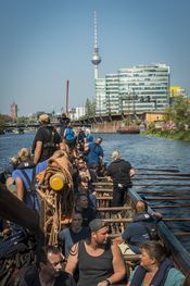 Berlins højeste vartegn, fjernsynstårnet på Alexander platz, kunne ses tydeligt fra Havhingsten under næsten hele turen. Berlins højeste vartegn, fjernsynstårnet på Alexander platz, kunne ses tydeligt fra Havhingsten under næsten hele turen.