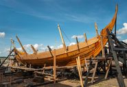 Lørdag den 7. maj 2022 er alle velkomne til søsætning og fejring af den levende kulturarv på Vikingeskibsmuseets bådeværft.