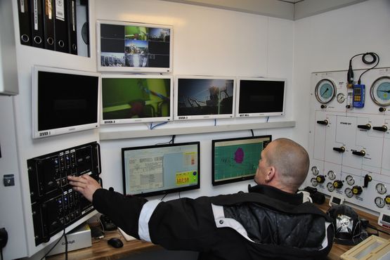 Et kig ind i dykkerleder-containeren, hvor dykkerleder Morten Baun (JD-contractor) overvåger arbejdet på bunden via kameraer på dykkernes hjelme. Foto: Morten Johansen