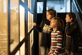 Det digitale spil ’MuseumsMysteriet’ skal hjælpe børn til at komme rundt i Vikingeskibshallen på en sjov, underholdende og overraskende måde. Foto: Jacob Nyborg Andreassen/Vikingeskibsmuseet