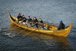 Båden har fem par årer og bliver her roet ud af museumshavnen for første gang.
