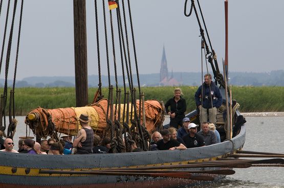 Efter en weekend i Tyskland med overvældende interesse for både skib og besætning, sætter Havhingsten kursen mod Danmark.