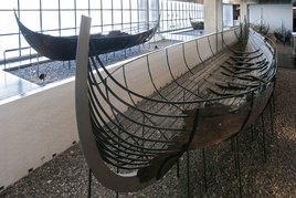 Vikingeskibet Skuldelev 1 i Vikingeskibshallen på Vikingeskibsmuseet i Roskilde. Skuldelev 1-skibet er et større handelsskib fra vikingetiden omk. år 1040