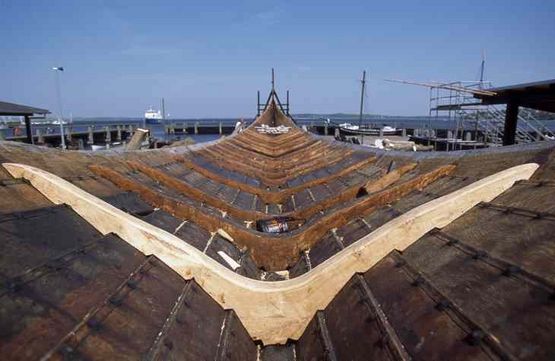 Endnu en bundstok lægges i. Foto: Werner Karrasch, Vikingeskibsmuseet.