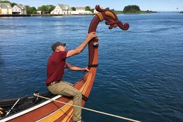 Til så fornem en begivenhed, som Rikssamlingsjubilæum Hafrsfjord, bliver dragehovedet sat på Helge Ask.