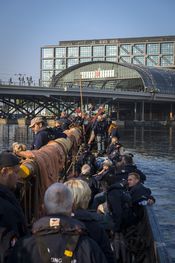 Tæt ved målet. Havhingsten passerer under jernbanebroen ved Friedrichstrasse Station.