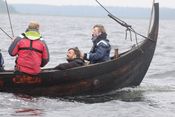 Carsten fortæller historier til Tom, mens Vibeke forsøger at koncentrere sig