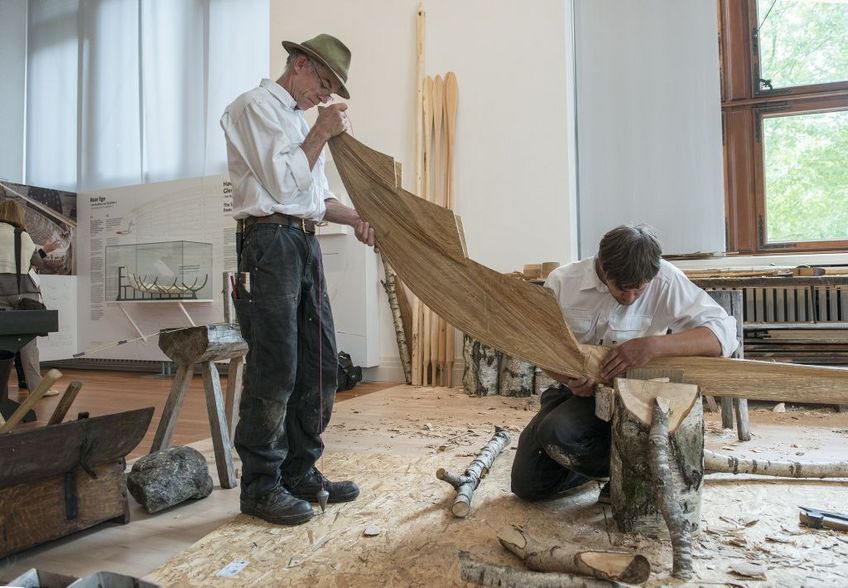 Vikingeskibsmuseet bidrog til udstillingen Schiffe dier wikinger med to bådebyggere der byggede en rekonstruktion af den lille gokstadbåd.