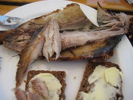 Rugbrød, smør, lun nyrøget sild, groft salt og en kold øl - kan livet være smukkere?
