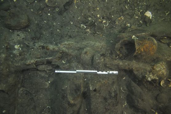 Torsdag d. 10. maj. Langs skibets ene side ligger et depot af stangkugler. Foto: Morten Johansen, Vikingeskibsmuseet.