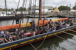 På vej ud af havnen. Efter de sidste forberedelser og sikkerhedsgennemgangen blev Havhingsten roet ud af Museumshavnen i Roskilde. I den snævre fjord er årerne afgørende, inden sejl og vind kan tage over. Foto: Trine Harvøe Kristensen. På vej ud af havnen. Efter de sidste forberedelser og sikkerhedsgennemgangen blev Havhingsten roet ud af Museumshavnen i Roskilde. I den snævre fjord er årerne afgørende, inden sejl og vind kan tage over. Foto: Trine Harvøe Kristensen.