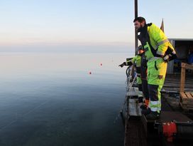 Fra dykkerflåden er det muligt at ses, hvad marinarkæologerne arbejder med. Det er en uvant oplevelse, da de marinarkæologiske undersøgelser oftes foregår på dybere vand. Foto: Jørgen Dencker