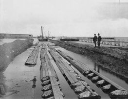 1906: Udløbsledningen af træ under konstruktion i Svanemøllebugten. Ophavsret: Københavns Museum