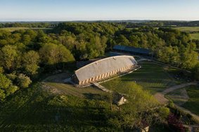 Kongehallen i Sagnlandet Lejre. Foto: Ole Malling. Foredrag 14. november 2024 på Vikingeskibsmuseet med Sagnlandet Lejres direktør og arkæolog Lars Holten: Kosmologi, kongemagt og kongelige haller. Kongehallen i Sagnlandet Lejre. Foto: Ole Malling. Foredrag 14. november 2024 på Vikingeskibsmuseet med Sagnlandet Lejres direktør og arkæolog Lars Holten: Kosmologi, kongemagt og kongelige haller.