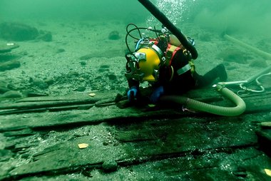 Udgravning af middelalderskibet Svælget 2 på 13 meters dybde i Øresund. Foto: Vikingeskibsmuseet. Udgravning af middelalderskibet Svælget 2 på 13 meters dybde i Øresund. Foto: Vikingeskibsmuseet.