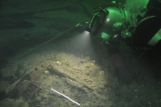 Sven Barlev, JD-Contractor filmer kisten med sit hjelmkamera, så arkæologerne og besætning oppe på VINA straks kan få et indtryk af fundet. Foto: Morten Johansen, Vikingeskibsmuseet.