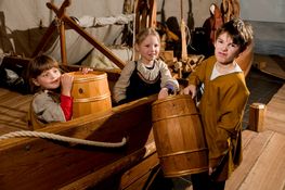 Familierundvisning i Vikingeskibshallen. Copyright Vikingeskibsmuseet i Roskilde.